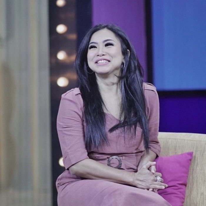8 Artis yang Terkenal Namanya Karena Jadi Presenter Acara Gosip