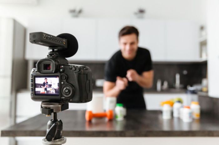 Perbedaan Streamer, YouTuber, dan Vlogger